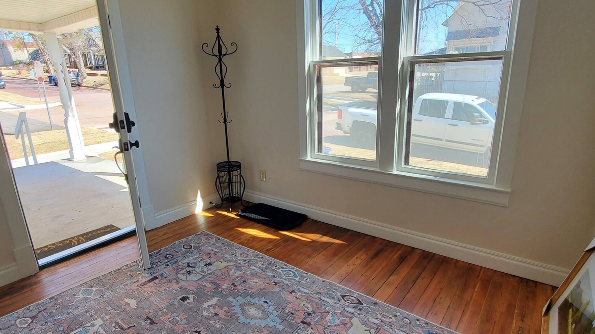 Guthrie House | Buttercup Cottage downtown area/WI-FI/PETS