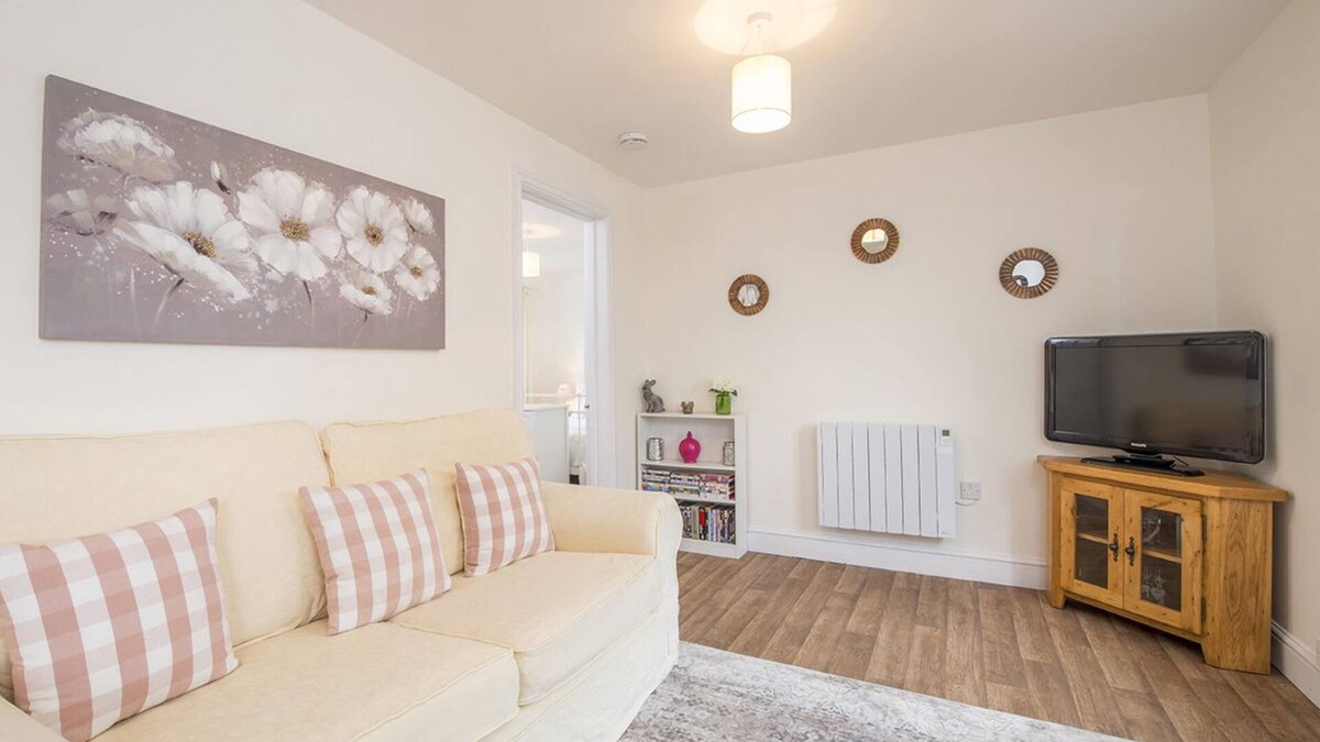 Whitland Cottage | Buttercup Cottage, Holiday Cottage Llanfallteg, Near Narberth, Sleeps 4, 2 bedrooms, bathrooms