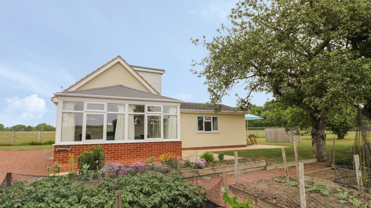 Flyford Flavell Cottage | BUTTERCUPS AT MIDWAY, family friendly, with hot tub in Kington