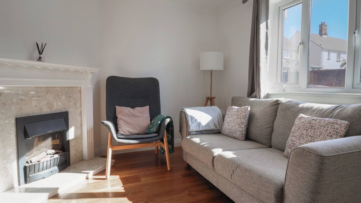 Bridport House | BUTTERCUPS, pet friendly, country holiday cottage in West Bay