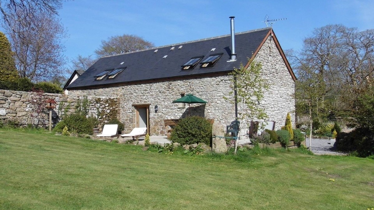 Moretonhampstead Cottage | BUTTERDON BARN, pet friendly, with hot tub in Moretonhampstead