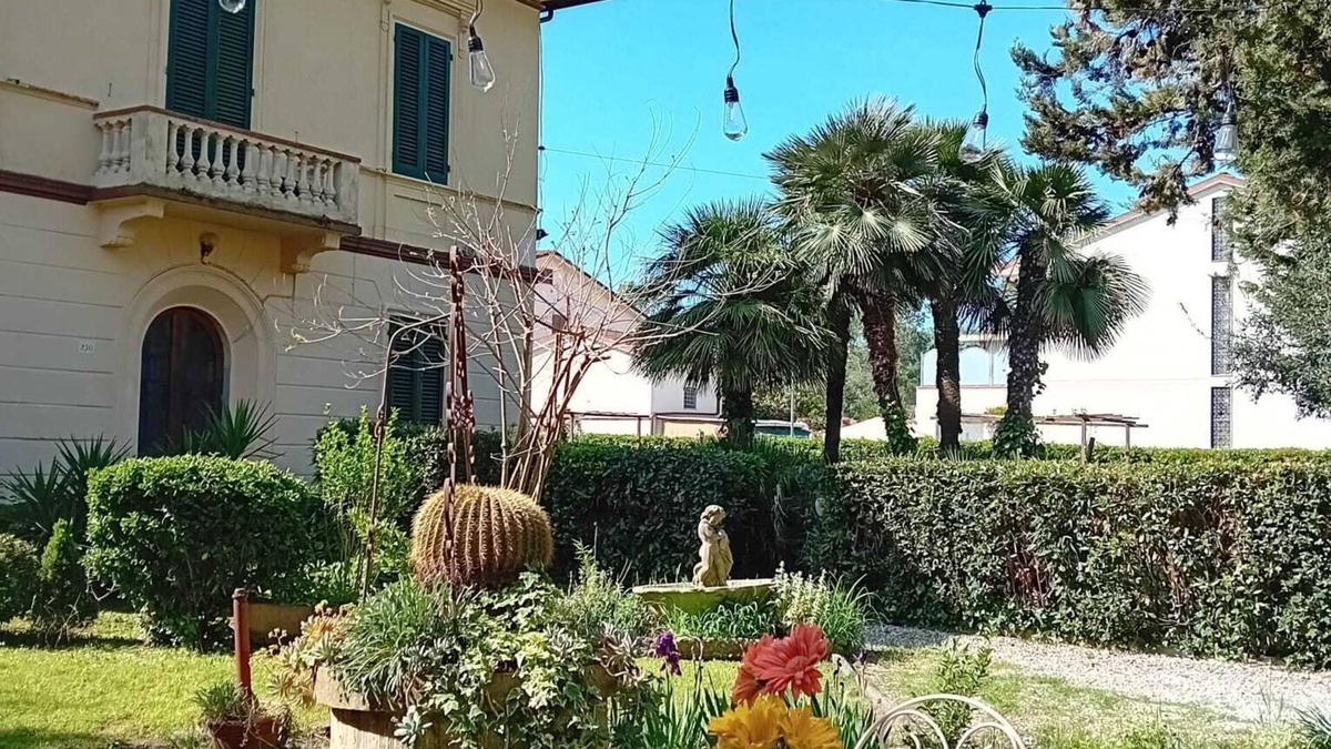 Torre del Lago Puccini House | Butterfly house. Apartment in Villa. Shared swimming pool and large park
