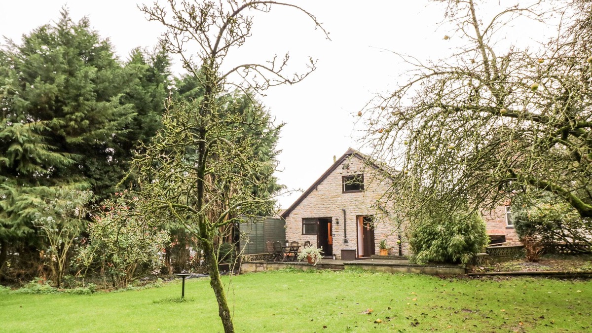 Billingsley Cottage | BUTTERFLY COTTAGE, pet friendly, with a garden in Cleobury Mortimer