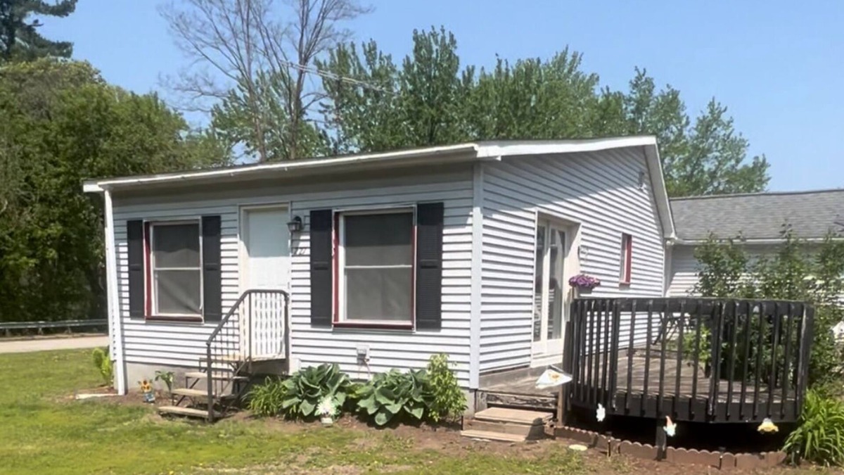 Black River Falls House | Butterfly Inn cozy little house right on top of the heart of Black River Falls