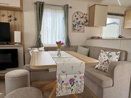Ampney Crucis House | Butterfly Lodge, Free Hoburne Passes, Pet Friendly