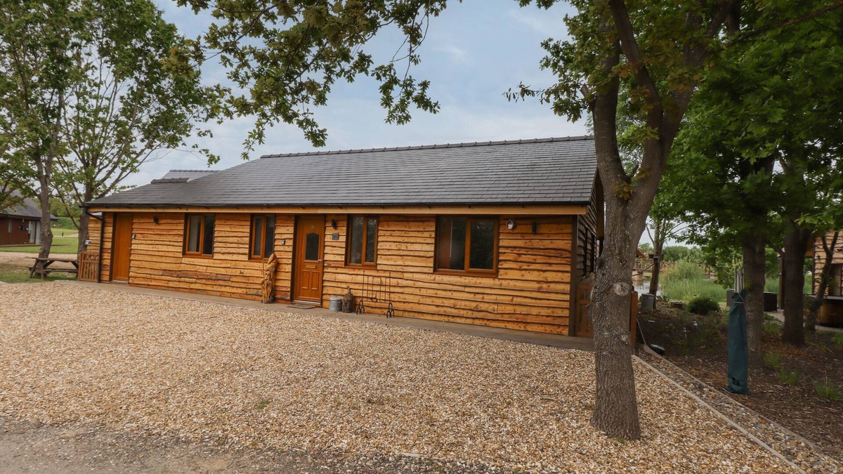Aubourn Cottage | BUTTERFLY LODGE, pet friendly, with hot tub in Thorpe-On-The-Hill