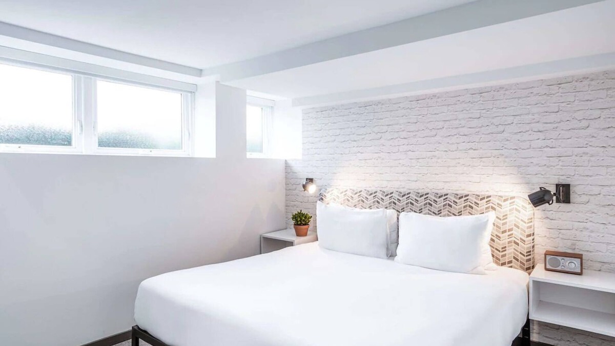 Foggy Bottom Hotel | Buzz Queen, Hotel Hive, Ensuite Comfort, Lively Locale