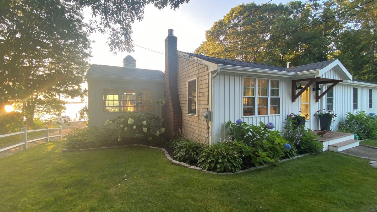 Bliss Corner House | Buzzards Bay Cottage w/water views and beach pass.