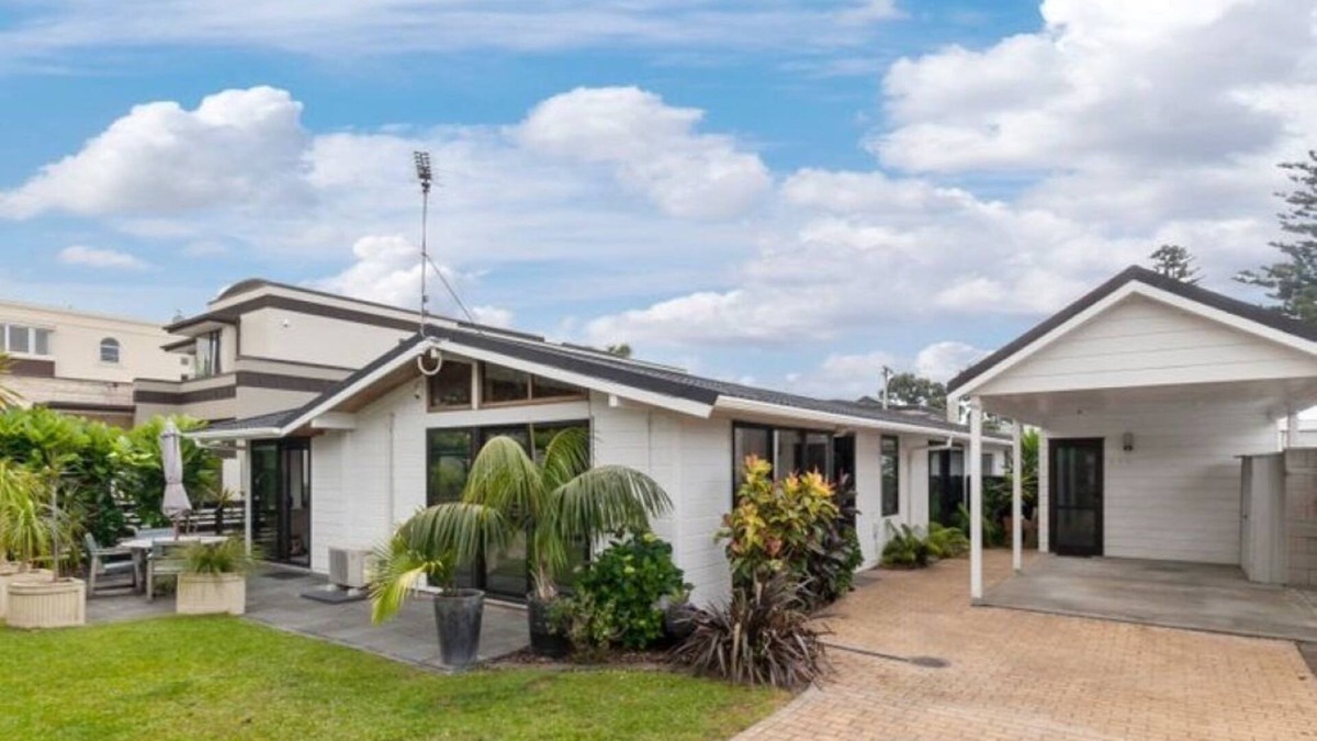 Orewa House | Buzzing restaurant Orewa Village and Orewa Beach a quick walk. Pet friendly.