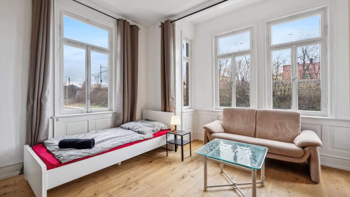 Metzingen Apartment | Bw16 Ferienwohnungen Metzingen mit Balkon, 2 Schlafzimmer, 1 Wohn-/schlafzimmer, Max. 9 Personen