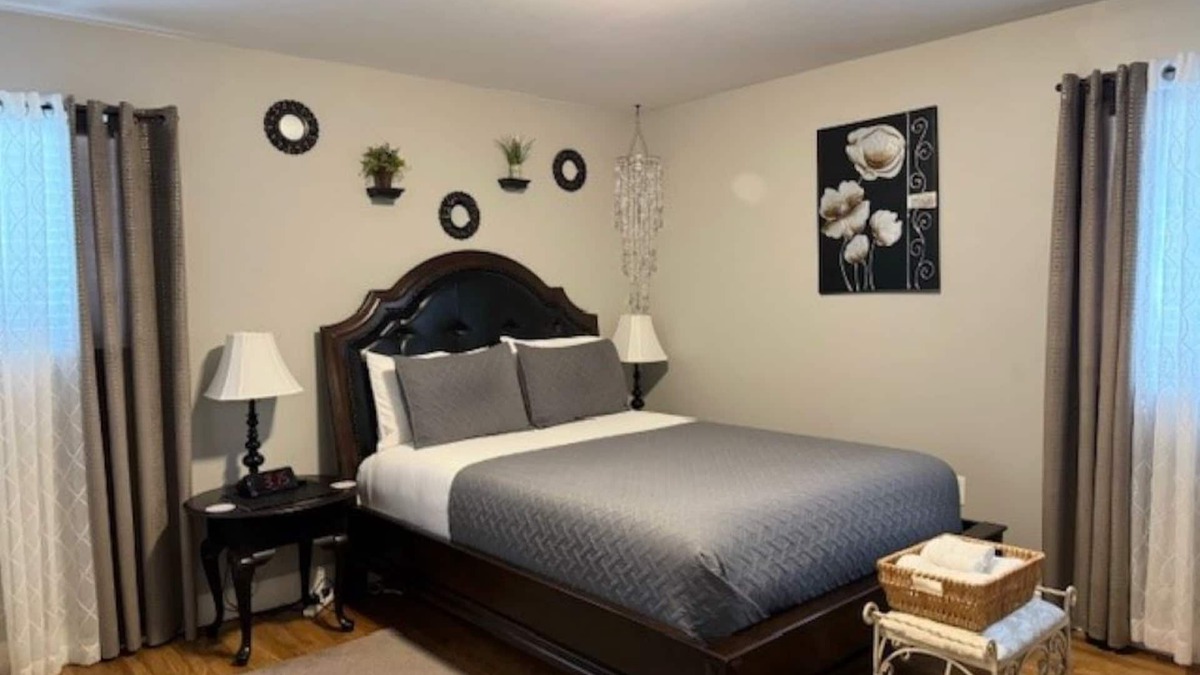 South Gate House | BWI, Annapolis, DC, Baltimore, USNA family-sized house with a game room and deck