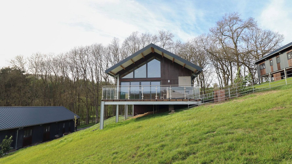 Kingswood Cottage | BWNCATH, pet friendly, character holiday cottage in Garthmyl