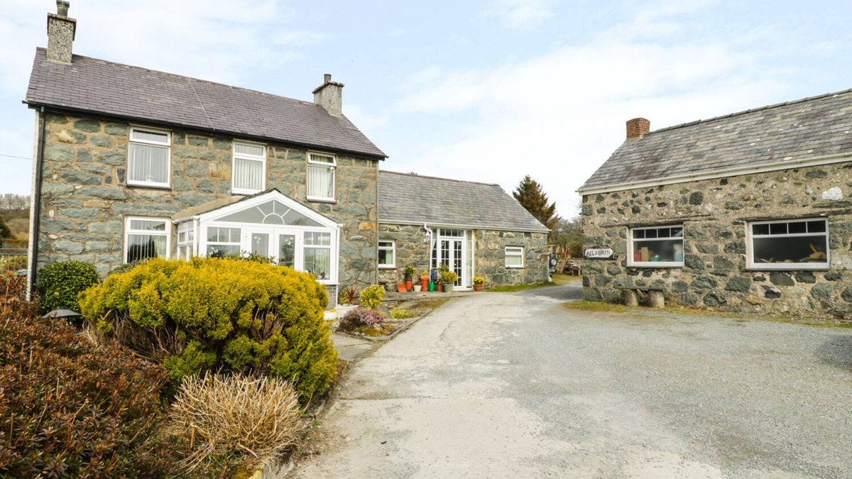 Garndolbenmaen Cottage | BWTHYN AEL Y BRYN, pet friendly, with a garden in Criccieth