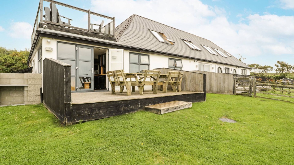 Cylch-Y-Garn Cottage | BWTHYN AWEL, family friendly, luxury holiday cottage in Cemaes Bay