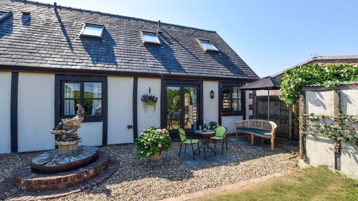 Meifod House | Bwthyn Banw - One Bedroom House, Sleeps 2