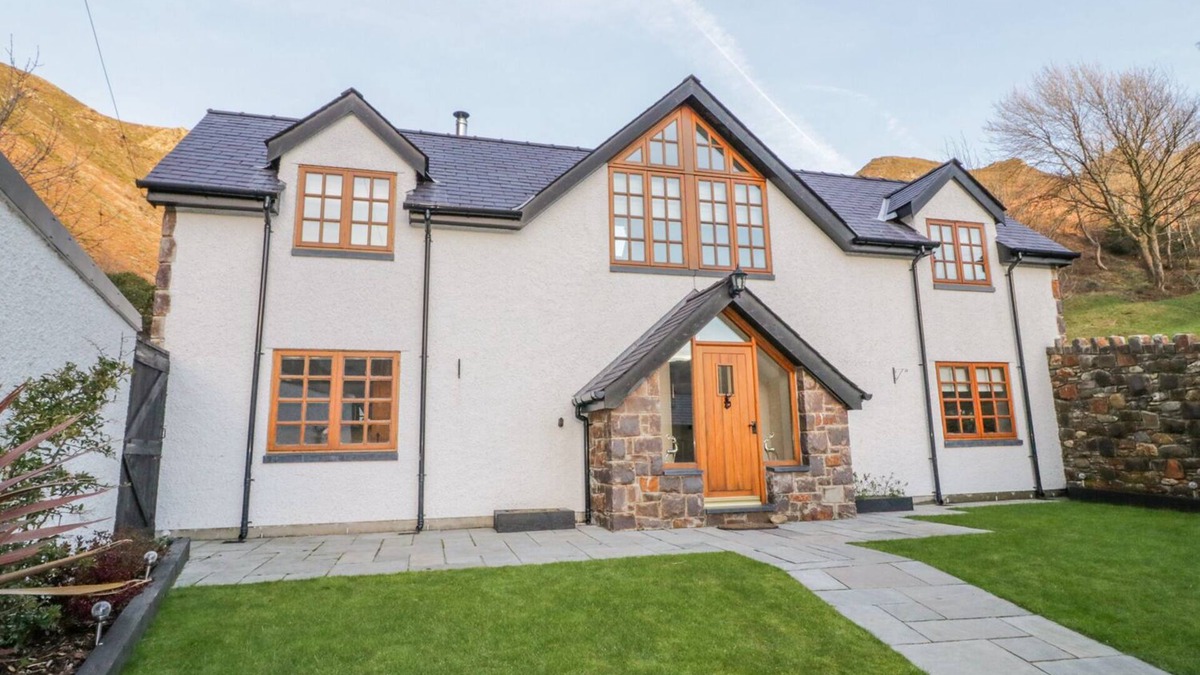 Penmaenmawr Cottage | BWTHYN CARREGWEN, pet friendly, with open fire in Dwygyfylchi
