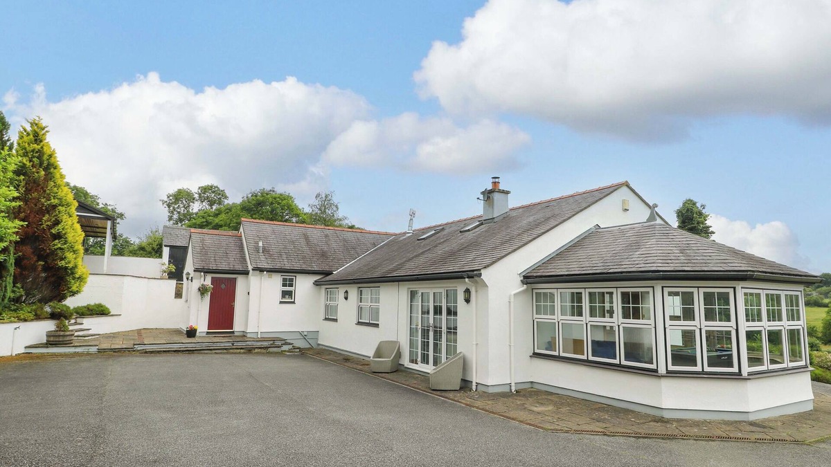 Llangefni House | BWTHYN CLAI, family friendly, country holiday cottage in Llangefni