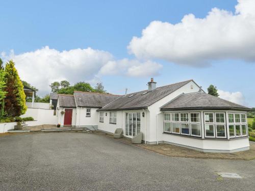 Llangefni House | Bwthyn Clai