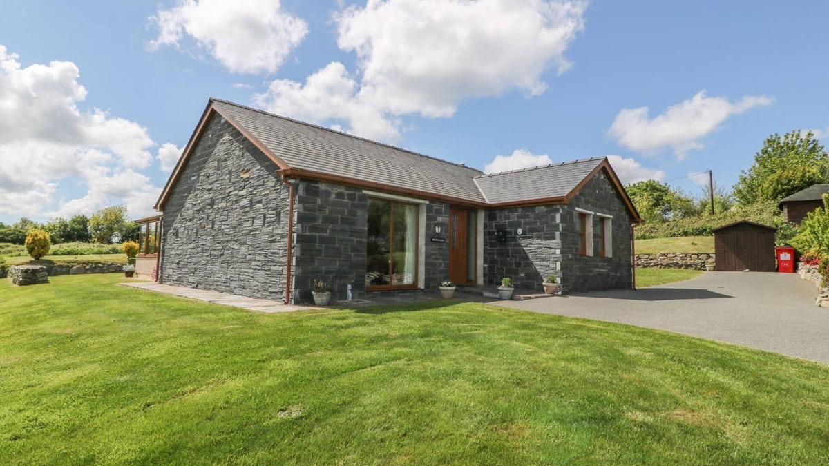 Llanddaniel Fab Cottage | BWTHYN CLYD, family friendly, with a garden in Llanddaniel Fab