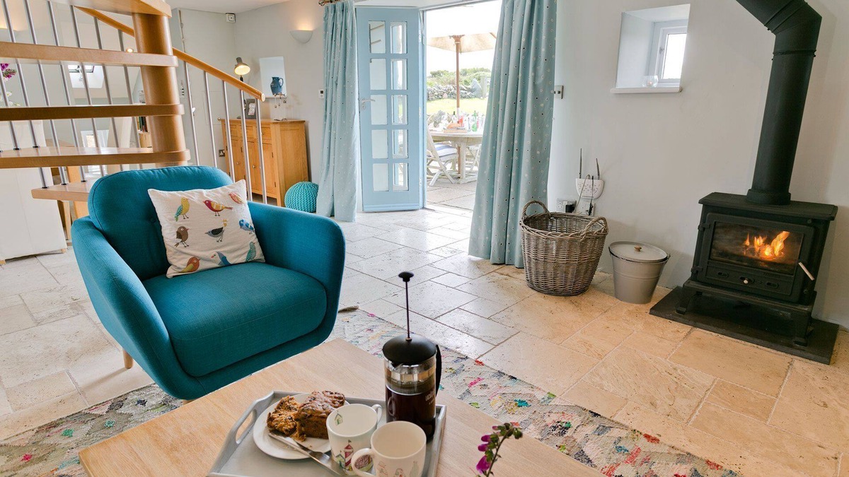Llanfaethlu Apartment | Bwthyn Derwen - a coastal that sleeps 4 guests in 2 bedrooms
