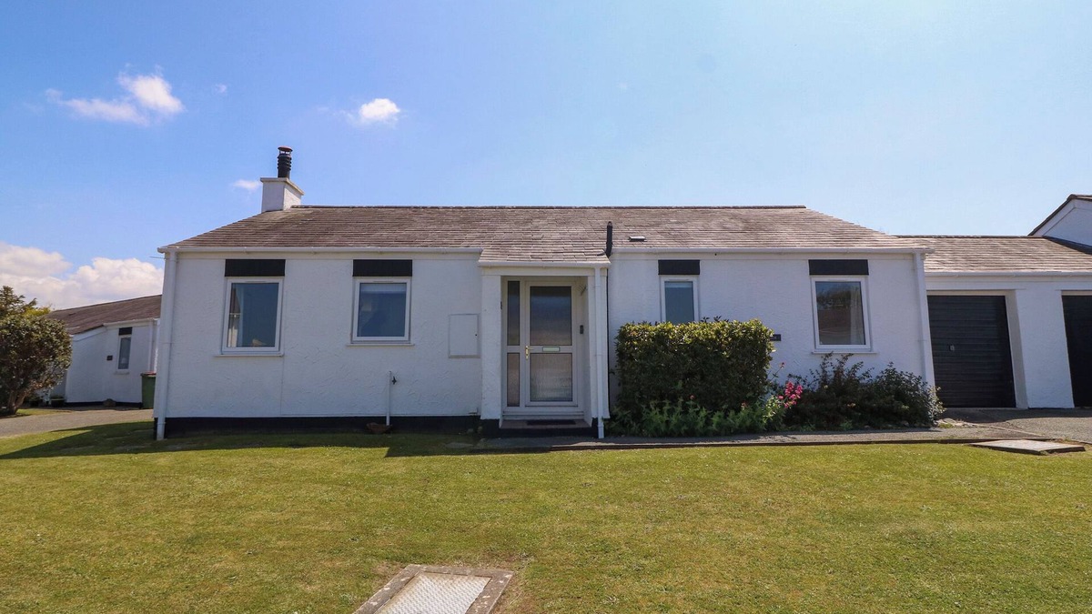 Edern House | BWTHYN GWYN BACH, pet friendly, with open fire in Morfa Nefyn