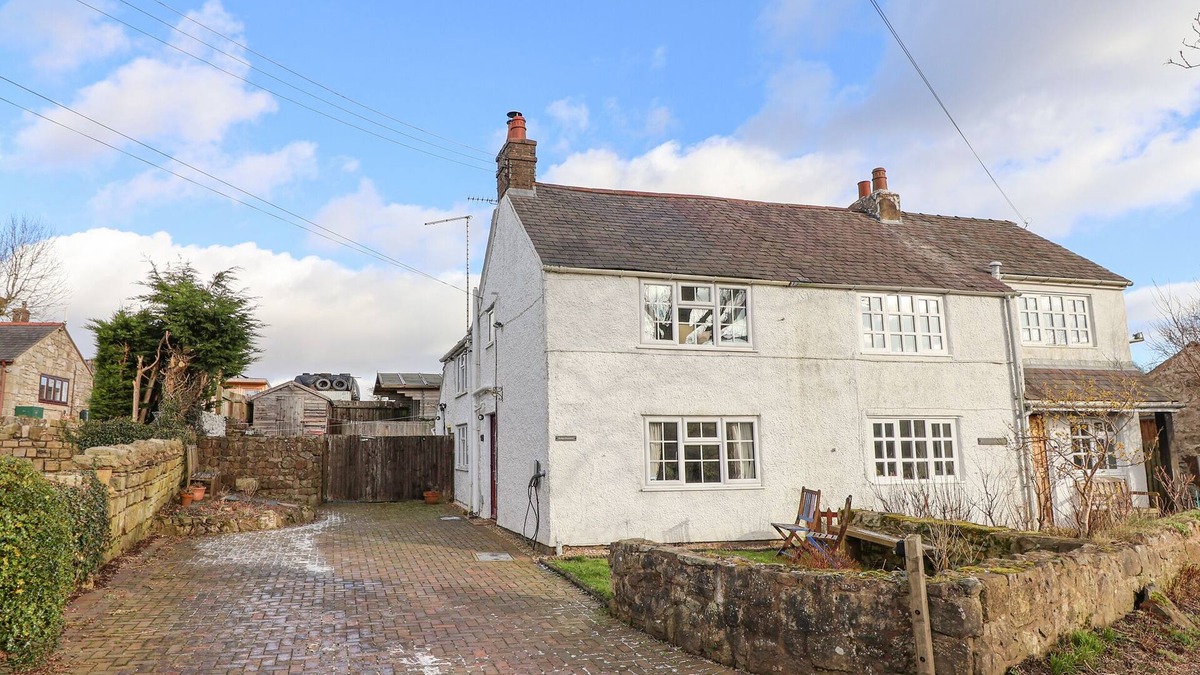 Leeswood Cottage | BWTHYN LLWYNCARON, family friendly, with open fire in Llandegla