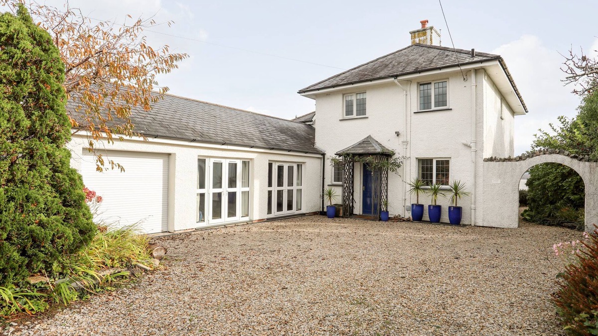 Borth-y-Gest Cottage | BWTHYN, pet friendly, country holiday cottage in Porthmadog