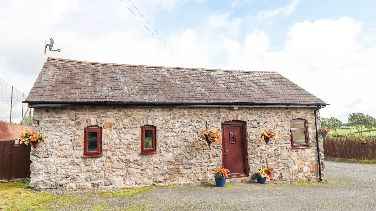 Llanfair Caereinion Cottage | BWTHYN TY NEWYDD, with hot tub in Llangadfan