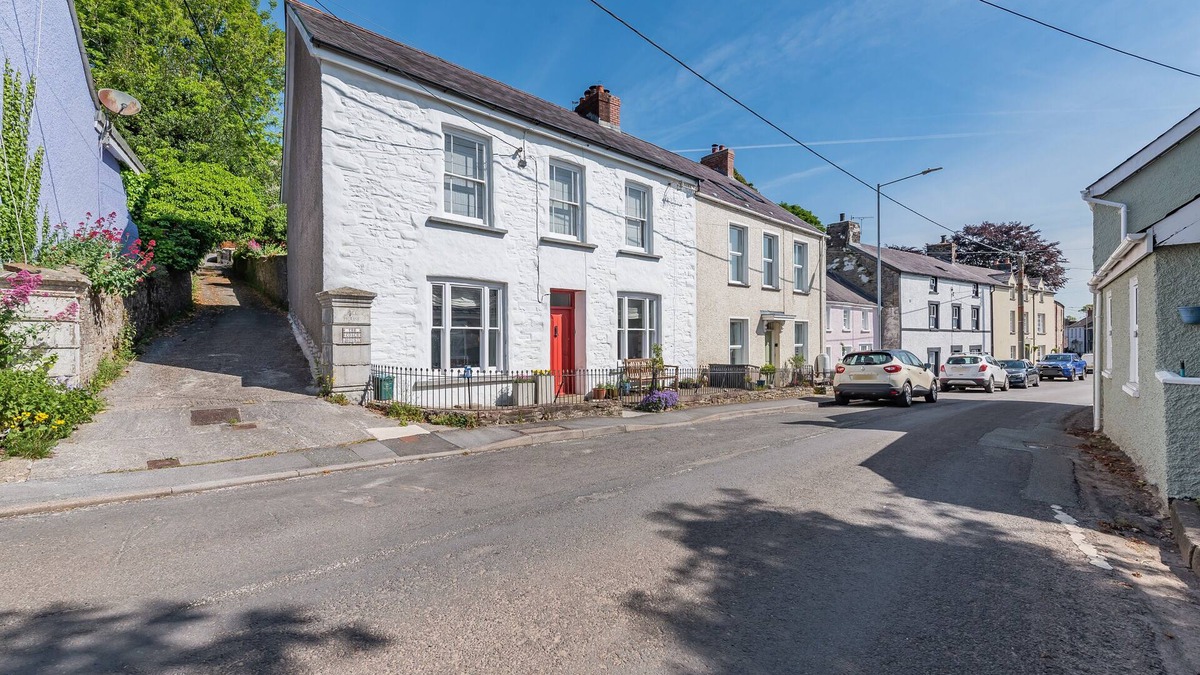 Llansteffan House | Bwthyn y Bardd - Three Bedroom House, Sleeps 6