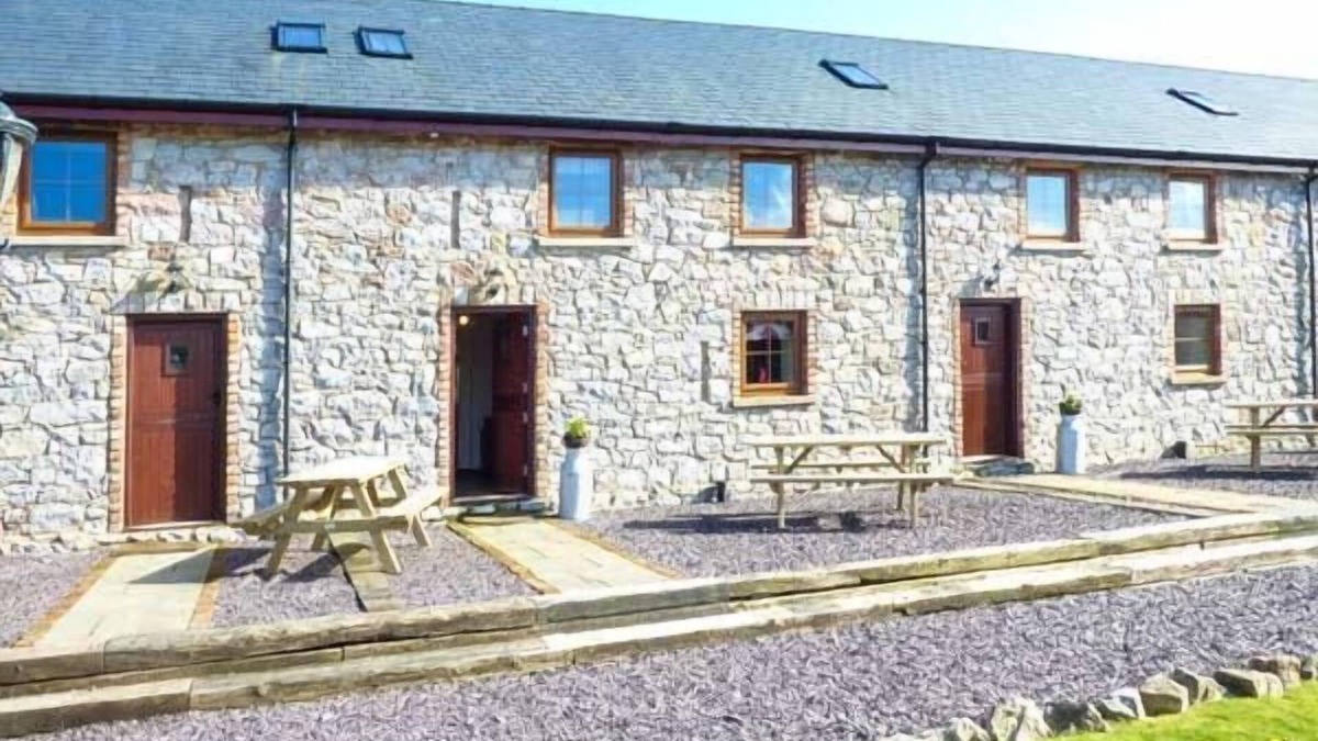 Rhyd-y-foel Cottage | BWTHYN Y WENNOL, family friendly, with a garden in Abergele