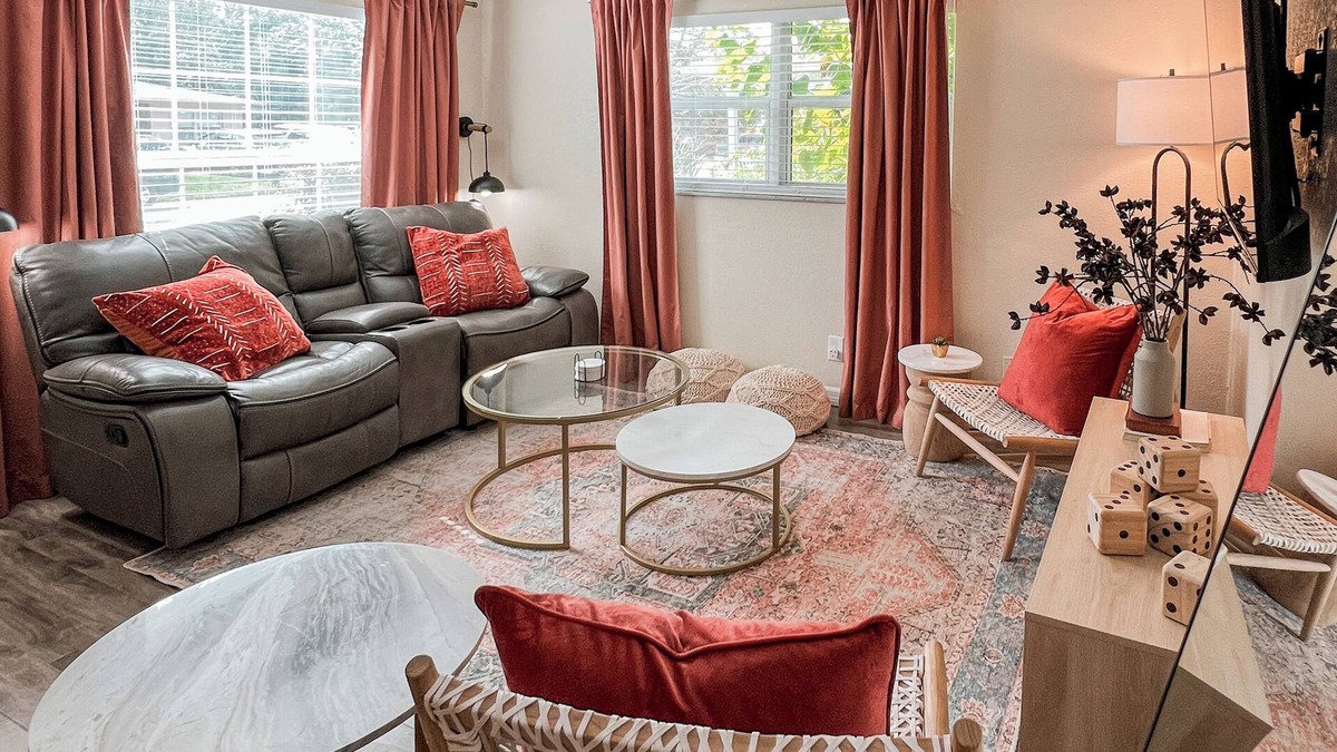 Carver City - Lincoln Gardens House | By Airport/King Ensuite/1 LV/Heated Community Pool