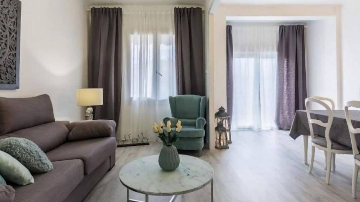 Les Corts Apartment | BY DAYS CLOSE TO FCB STADIUM, NICE & CONFORTABLE WITH A FREE PARKING SPACE