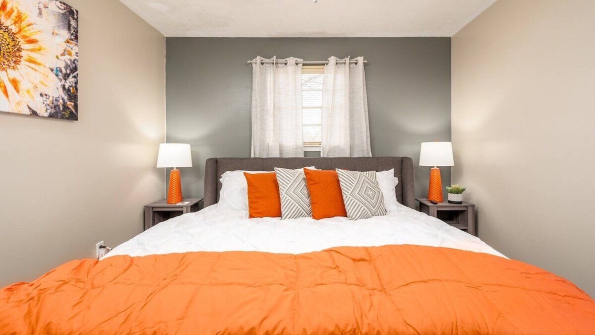 Pineville Apartment | By Hospitals 🏥 & Downtown 🌆 | 3TVs| King 🛏