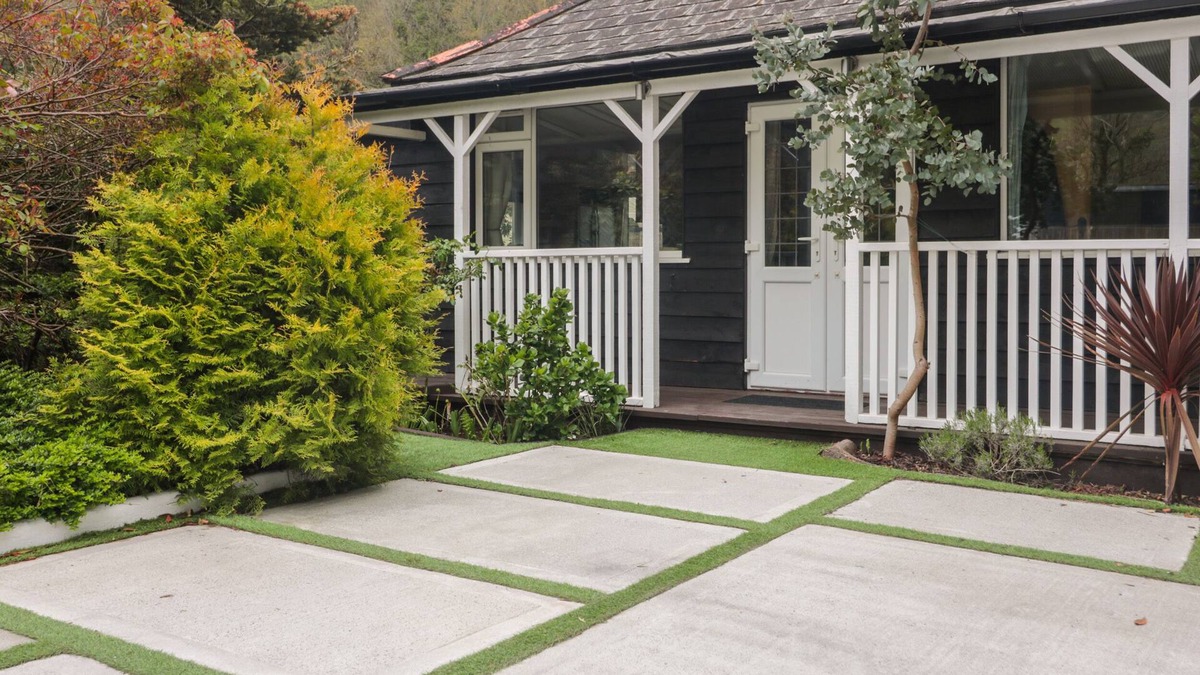 Seaton Cottage | BY THE BEACH, pet friendly, with open fire in Seaton, Cornwall