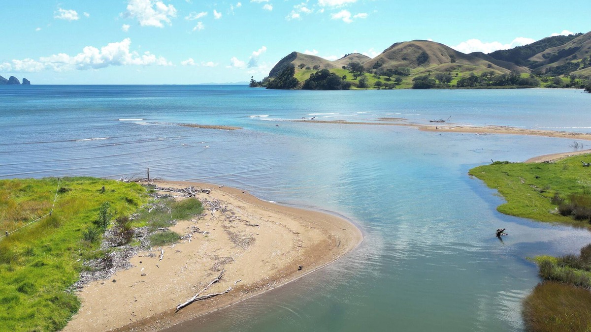Port Charles House | By the beach. Views, Sleeps 8, 4G. Fully Healthy Homes Compliant.
