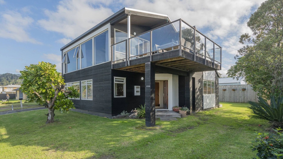 Whangamata Cottage | By The Beach - Whangamata Holiday Home