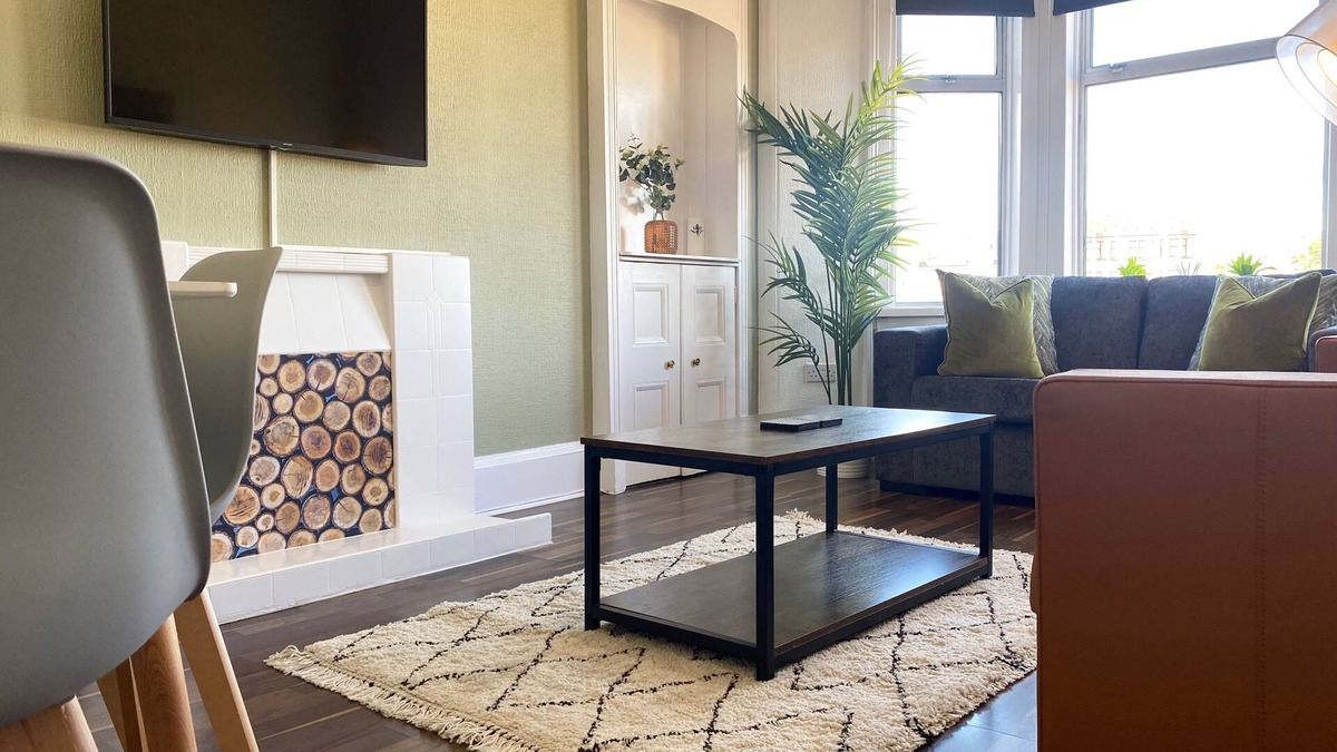 Paisley Condo | ByEvo 19 Walker - Spacious 2 Bed, 1 bath Apartment close to GLA and Town Centre