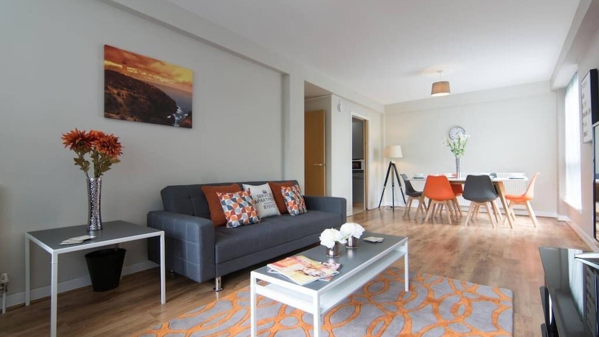 Paisley Condo | ByEvo 6 Brabloch - Modern Apartment close to Paisley and GLA