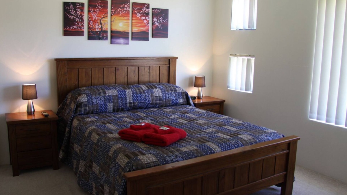 Byford House | Byford House on the Scarp is a modern 4 bedroom x 2 bathroom family style home