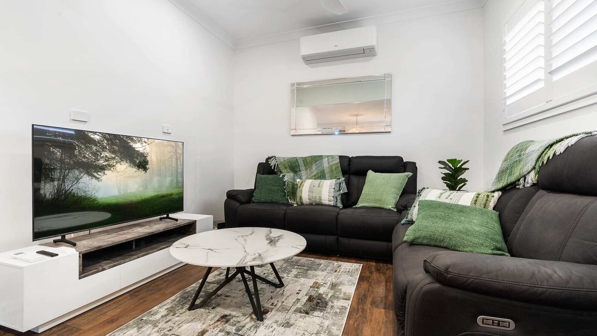 Orange East House | Byng Cottage - Close to town - Neat & Tidy