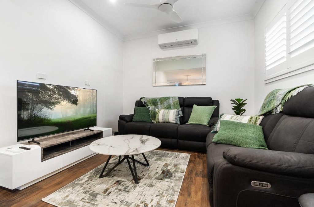 Orange East House | Byng Cottage - Close to town - Neat & Tidy