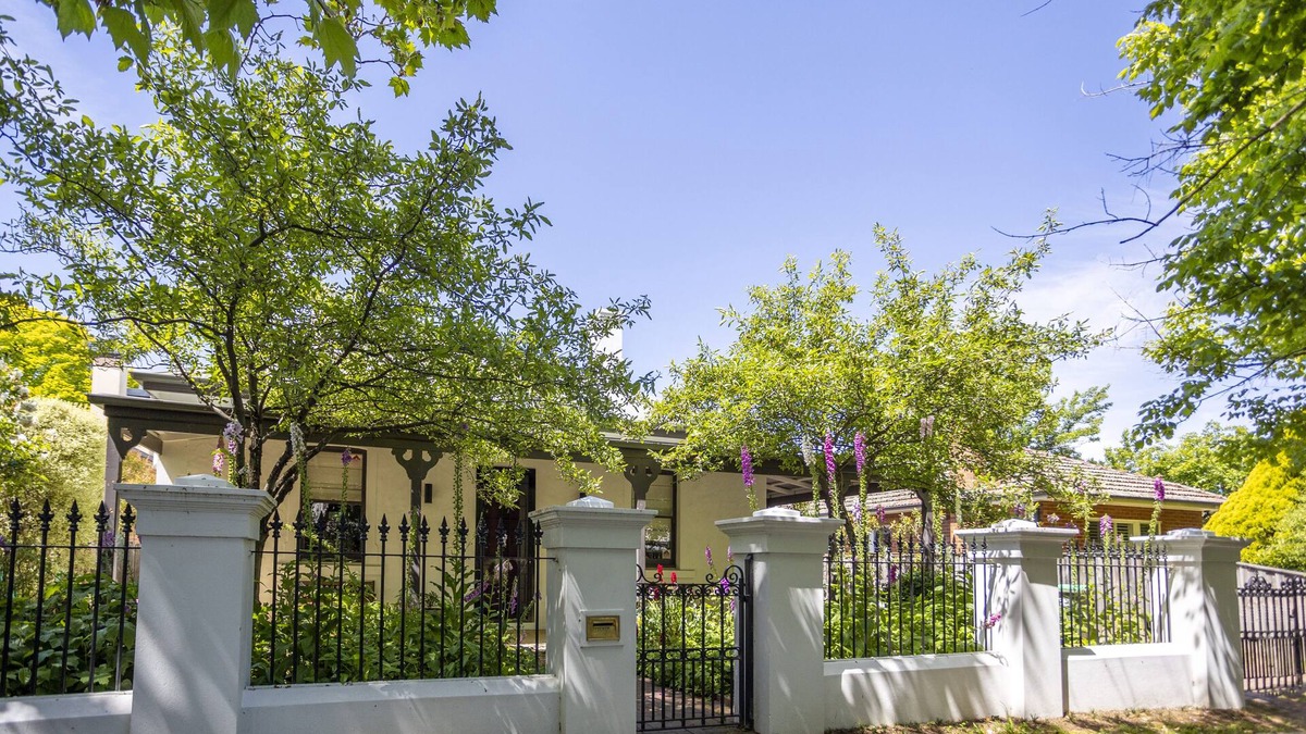 Calare Apartment | Byng Street Garden Loft- Boutique Loft Accommodation in Central Orange, NSW.