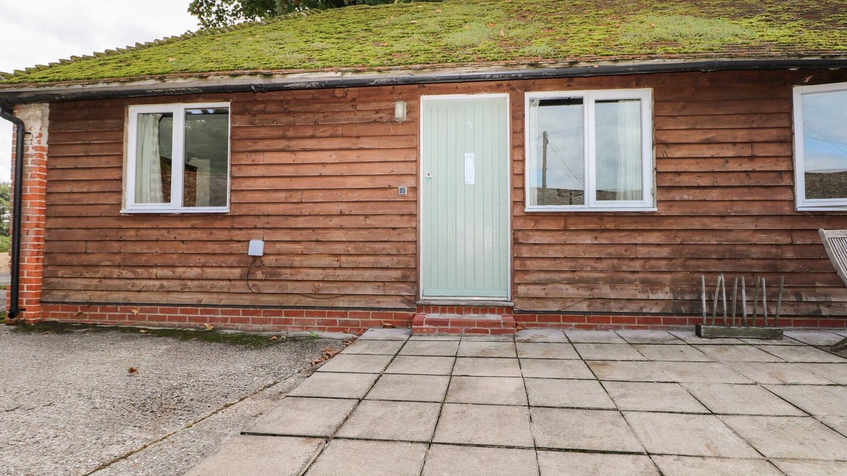 Pulborough Cottage | BYRE COTTAGE 2, family friendly, with pool in Storrington