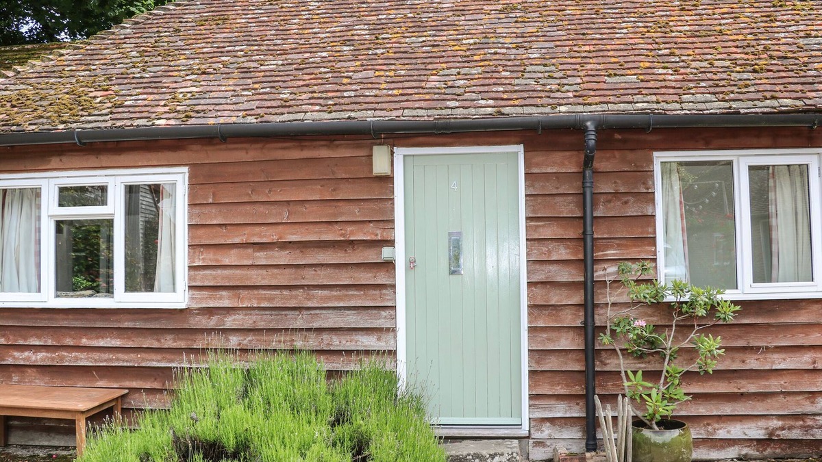 Pulborough House | BYRE COTTAGE 4, family friendly, with pool in Storrington