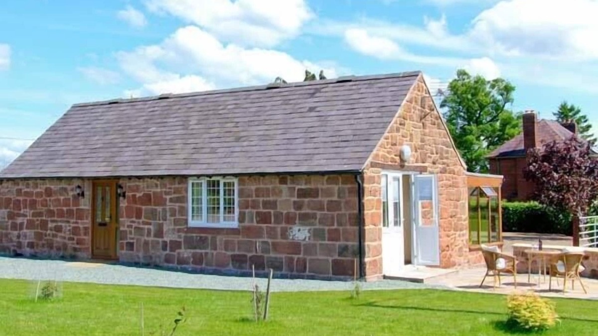 Halfway House Cottage | BYRE COTTAGE, character holiday cottage, with a garden in Nesscliffe