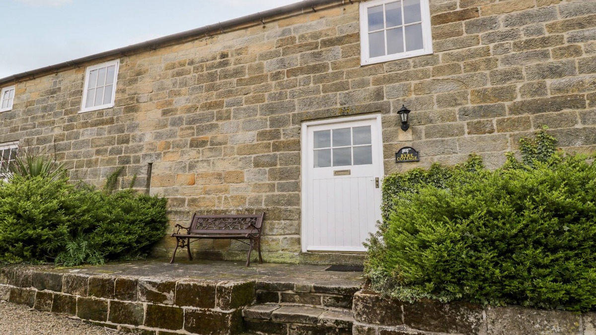 Briggswath Cottage | BYRE COTTAGE, pet friendly, character holiday cottage in Fylingthorpe