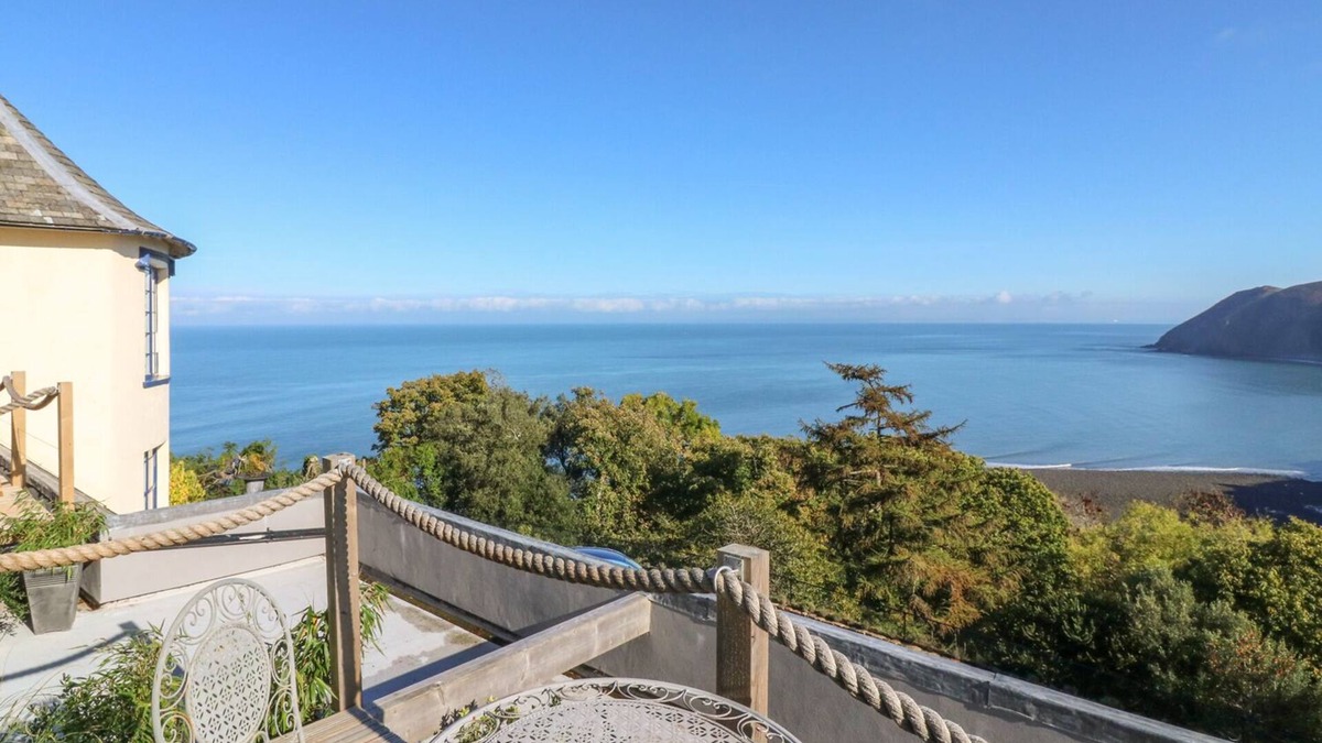 Lynton Apartment | C S LEWIS BALCONY in Lynton