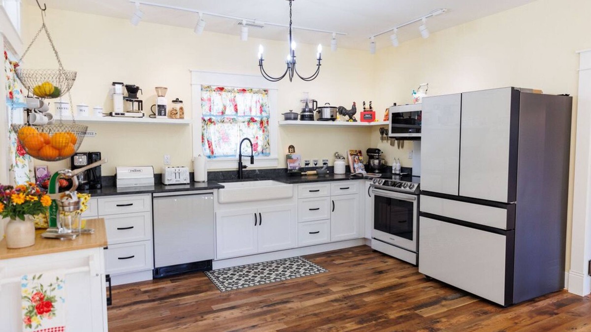 Raphine Bed & Breakfast | c1815, 3-bedroom Bed & breakfast in charming Historic Brownsburg with WiFi, AC