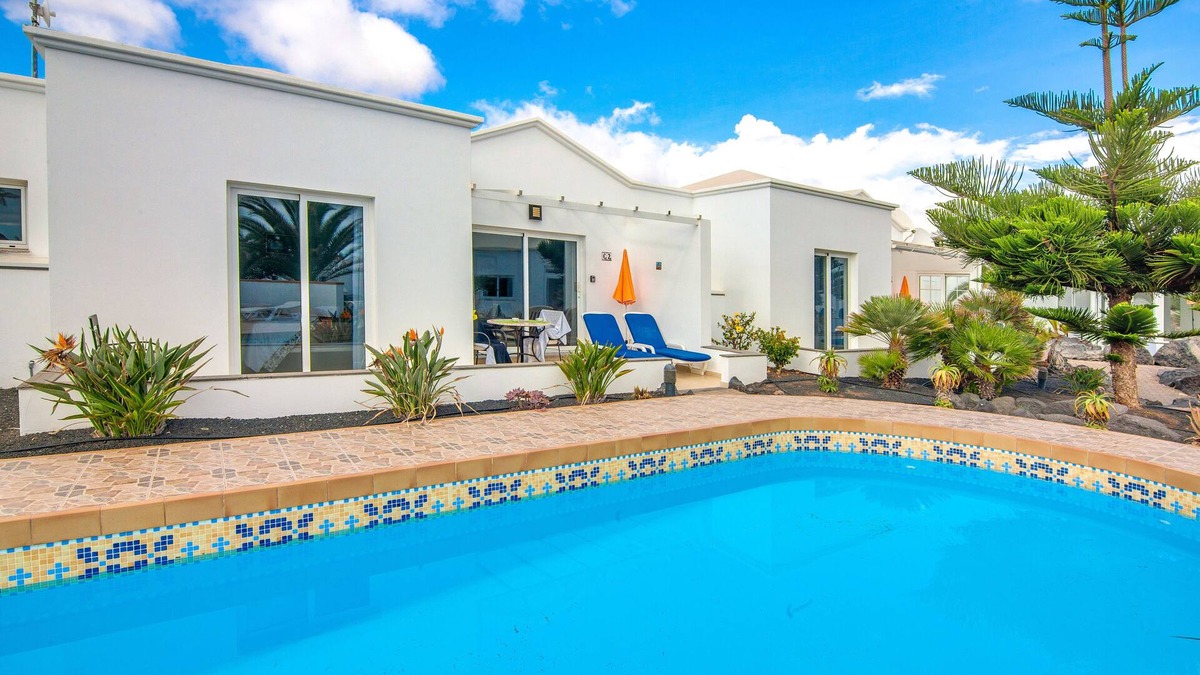 Charco del Palo House | C2, en pequeño complejo con piscina climatizada comunitaria a 100m del mar