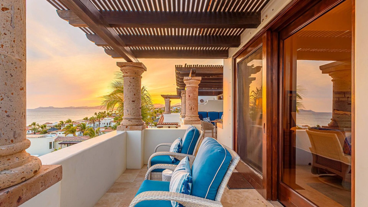 Buzzards Condo | C301 Oceanview Penthouse with infinity pool and jacuzzi